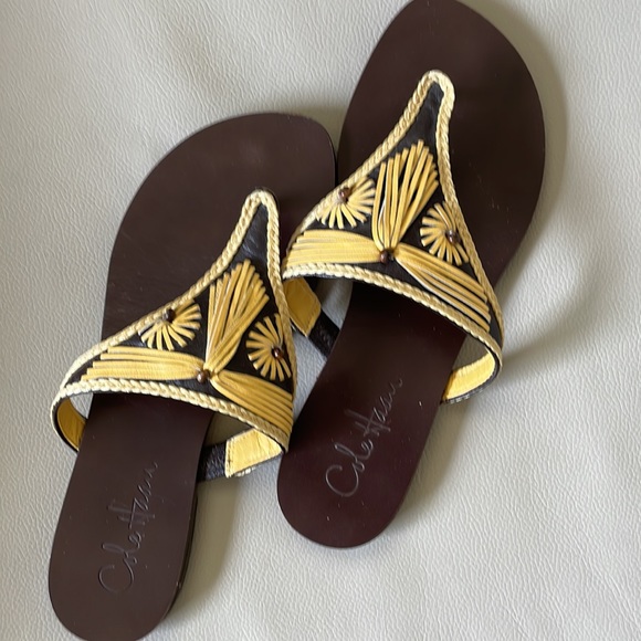 Cole Haan Black & Yellow leather flip-flop sandals, size 6 - Picture 7 of 7